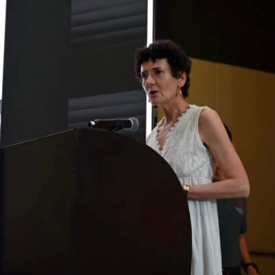 Profesional con doble nacionalidad mexicana-española, licenciada en Ciencias de la Información por la Universidad Complutense de Madrid, cuenta con una amplia trayectoria en producción audiovisual, docencia y gestión cultural tanto en España como en México. Ha trabajado en cine, televisión, publicidad y documental; coordinado la Videoteca del Ayuntamiento de Madrid; impartido cursos en diversas instituciones del Estado de México. Desde 2011 es docente de la Licenciatura en Comunicación de la UAEMex, , además coordina diplomados y participa en programas de educación continua. Actualmente también es instructora de ortografía, redacción y risoterapia.